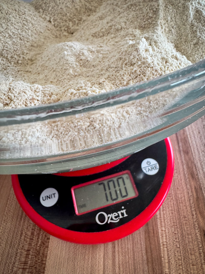 einkorn flour measuring 700 grams