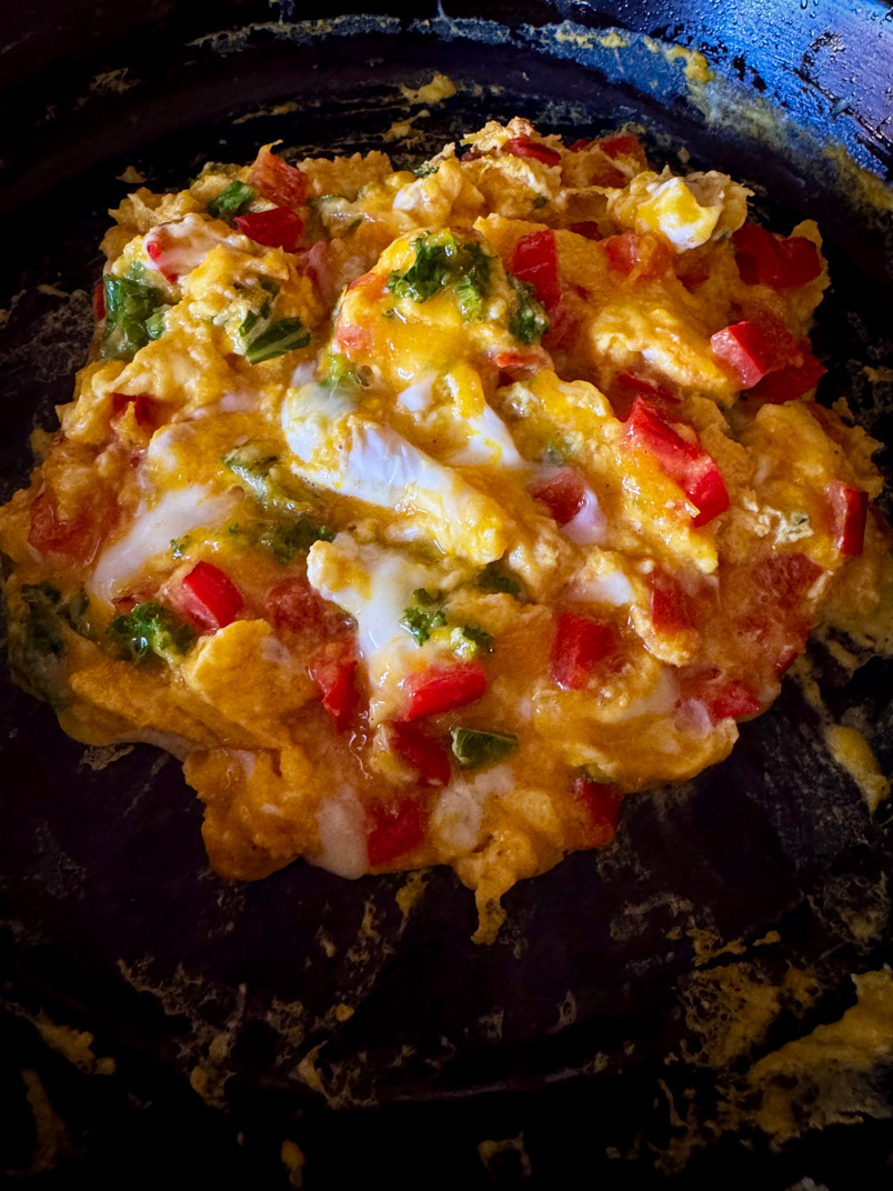 kale, red pepper, and pumpkin egg scramble